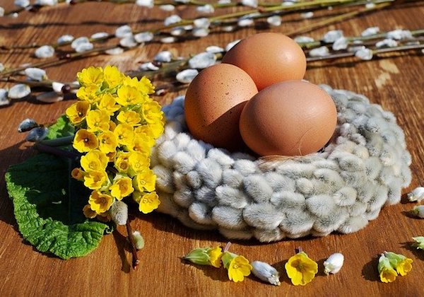 Ostern zu Hause beim Osterfrühstück